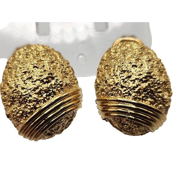 Vintage Gold Tone Oval Textured Dome Clip Earrings Unsigned Statement Clip-On - Picture 2 of 6